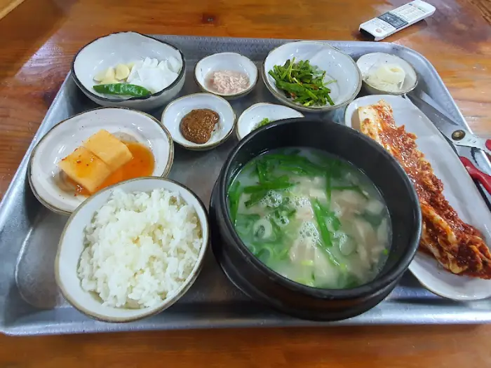 돼지국밥과 함께 나온 겉절이와 깍두기