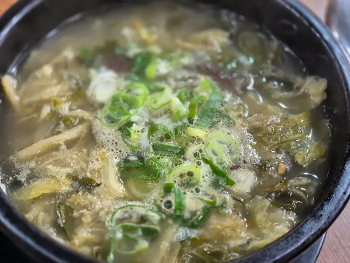 우거지가 듬뿍 담긴 해장국