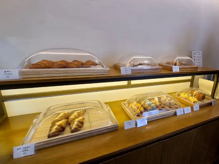 다양한 빵이 진열된 선반