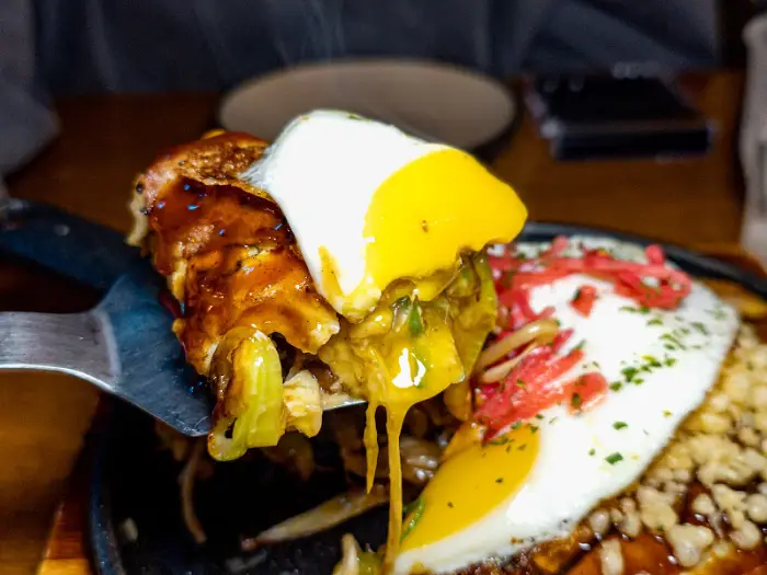 계란 노른자가 흘러내리는 모습