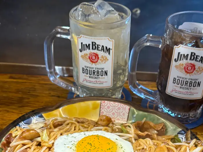 두 잔의 하이볼과 야끼소바