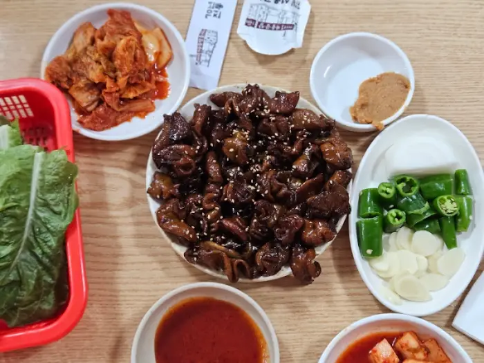 곱창구이와 밑반찬 세팅