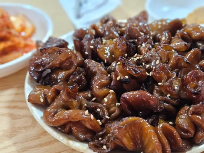 윤기 나는 곱창구이 클로즈업