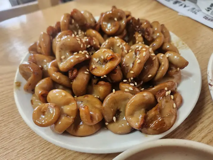 접시에 담긴 먹음직스러운 곱창구이