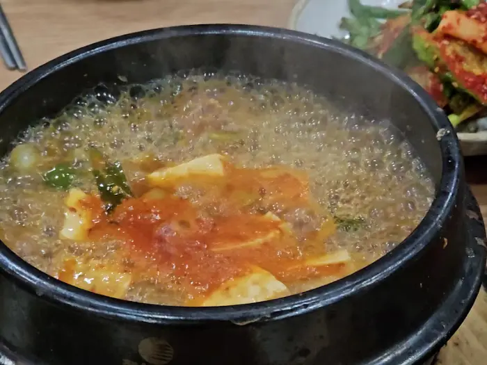 김이 모락모락 나는 된장찌개 모습.