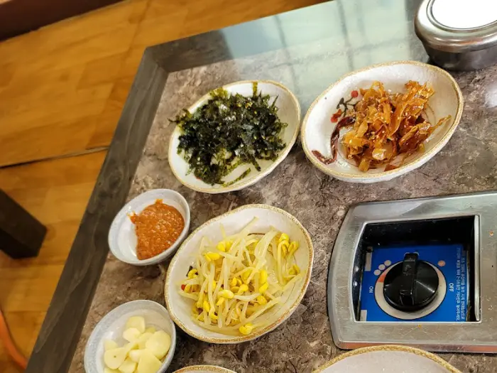 다양한 종류의 밑반찬들이 놓여있는 모습.