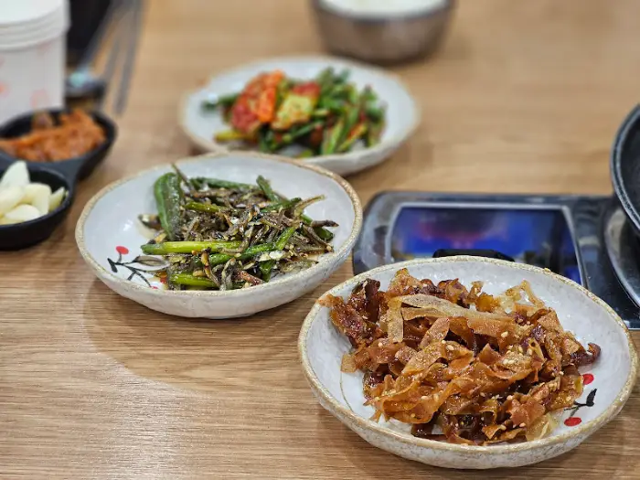 여러 가지 밑반찬이 놓여있는 식탁 모습.