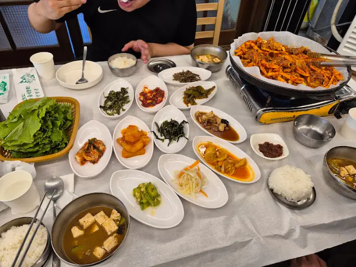 다양한 반찬과 함께 차려진 한상