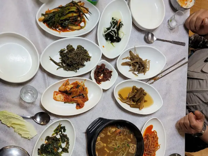 테이블에 놓인 여러 반찬들