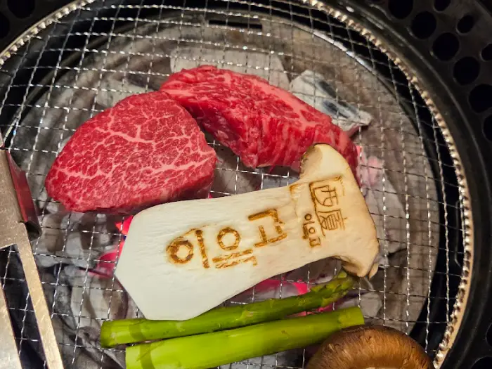 숯불 위에서 구워지는 소고기와 버섯