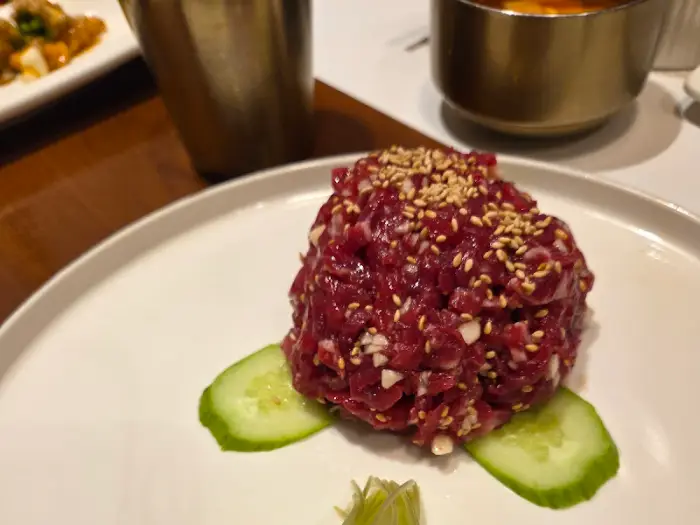 깨를 뿌린 신선한 육회