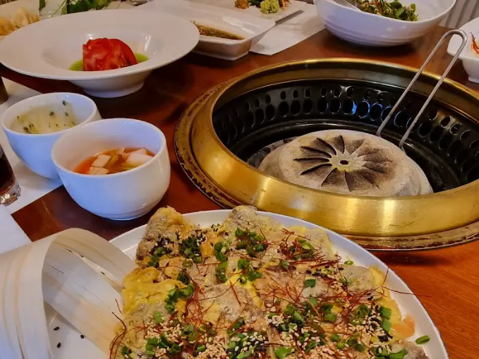 테이블에 차려진 다양한 음식들