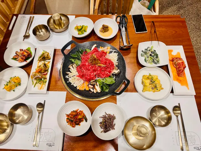 다양한 밑반찬과 메인 메뉴가 차려진 테이블 전체 모습