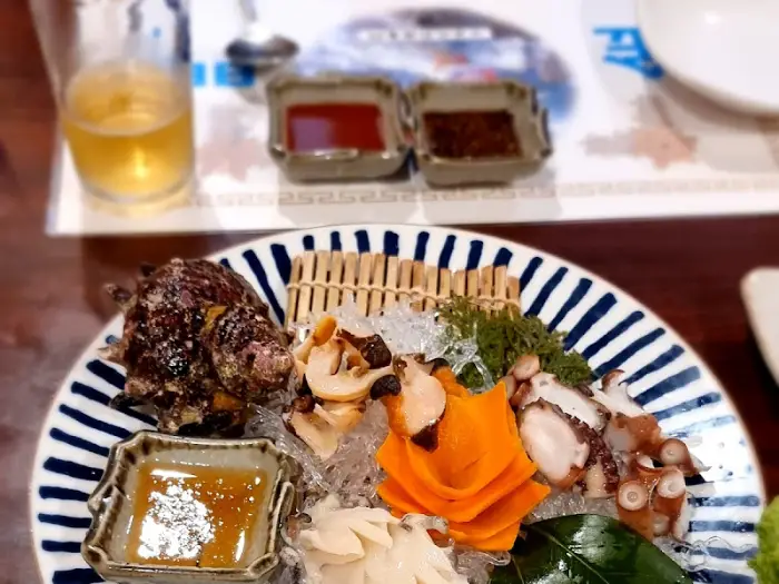 다양한 해산물과 가니쉬가 함께 제공되는 요리