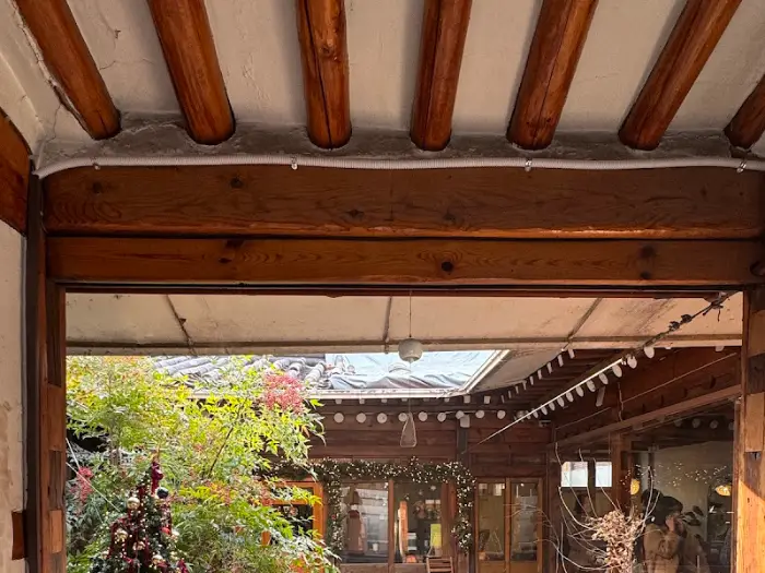 해로커피의 아늑한 중정 풍경