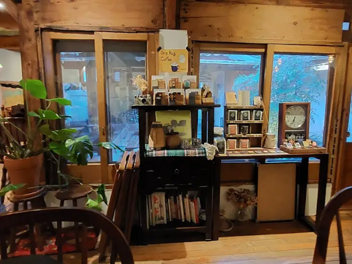 한옥 내부의 서까래와 조명