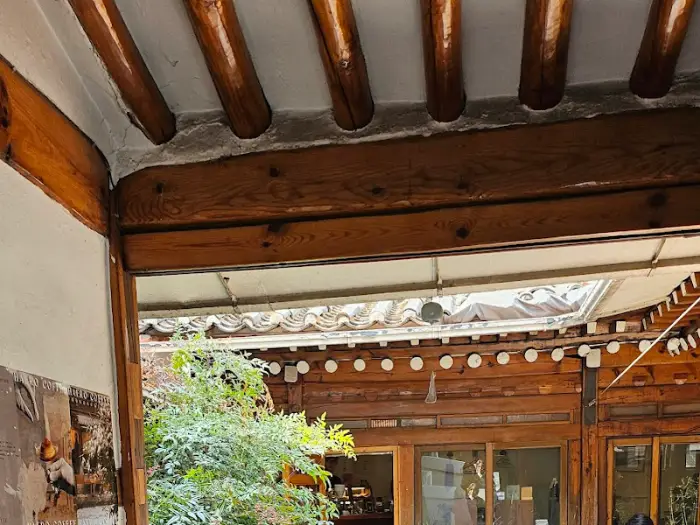 감성적인 인테리어 소품과 거울