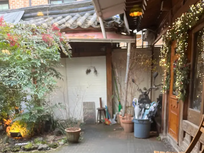 비 오는 날의 해로커피 마당 풍경