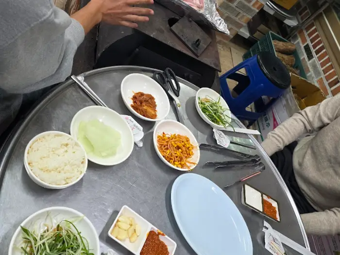 다양한 밑반찬과 밥