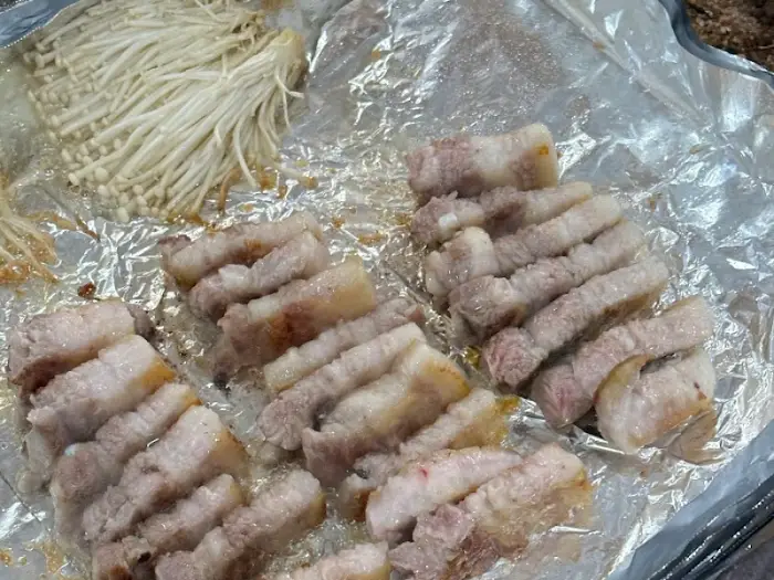 삼겹살과 팽이버섯, 김치를 함께 굽는 모습