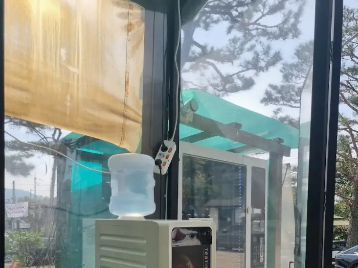 창밖 풍경과 나무 구조물