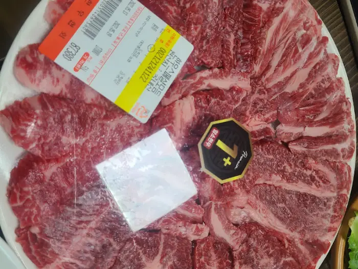 정갈하게 플레이팅된 고기