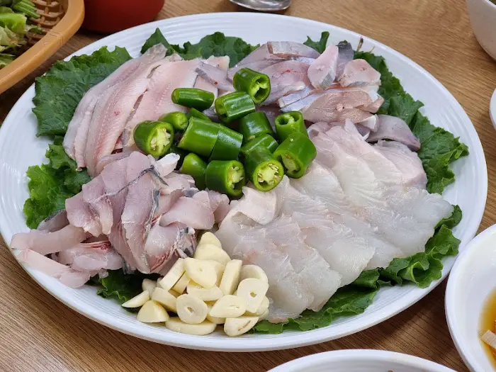 붉은 양념에 버무려진 밴댕이 회무침