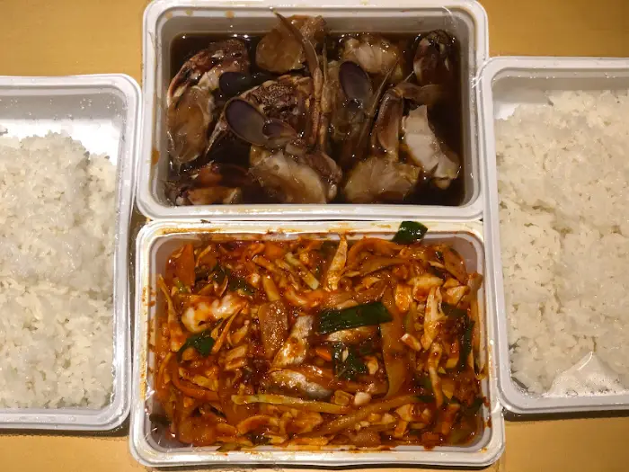 포장해서 집에 가져온 밴댕이 회무침과 밥, 게장