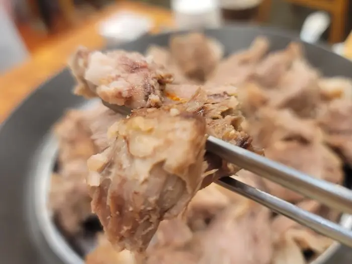 수육 여러 점이 담긴 접시