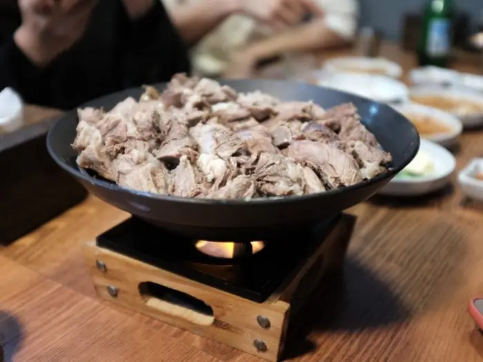 화로 위에 올려진 따뜻한 수육