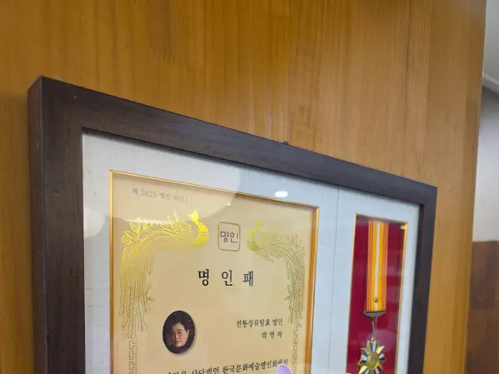 식당 앞에 펼쳐진 넓은 갈대밭 풍경.