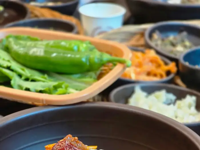 식당 내부의 테이블과 좌석들.