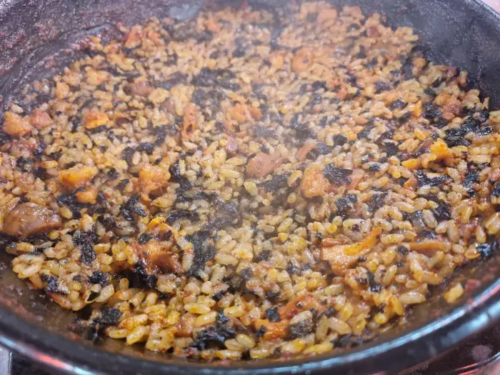 대접밥과 함께 비벼 먹기 직전의 곱창전골