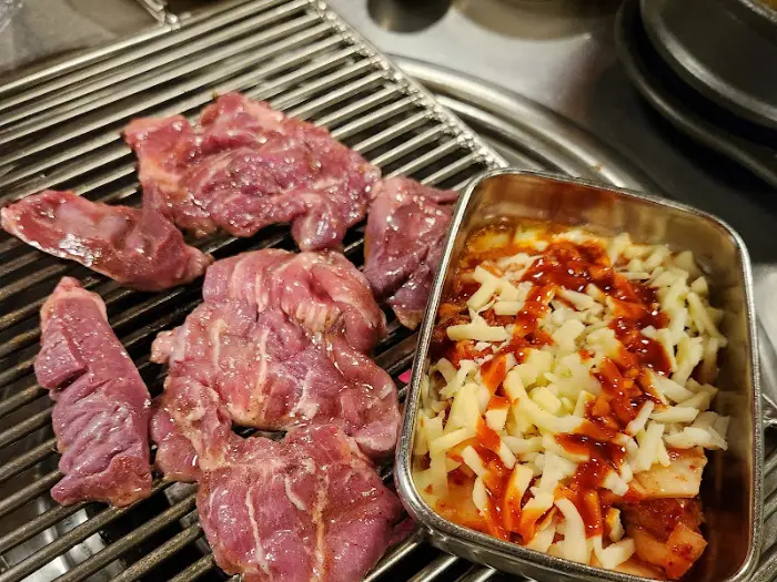 불판에 올려진 신선한 부위별 고기