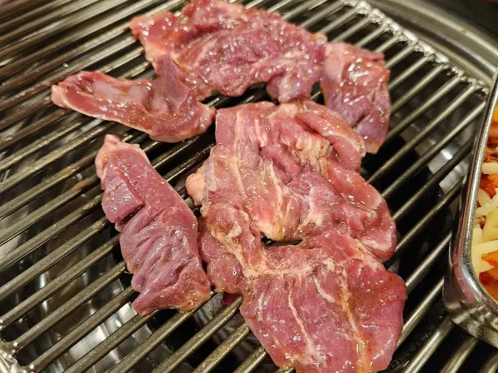 불판 위에 두툼하게 올려진 날고기