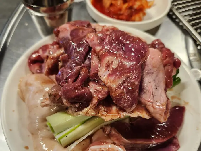 다양한 부속 부위와 채소가 담긴 접시