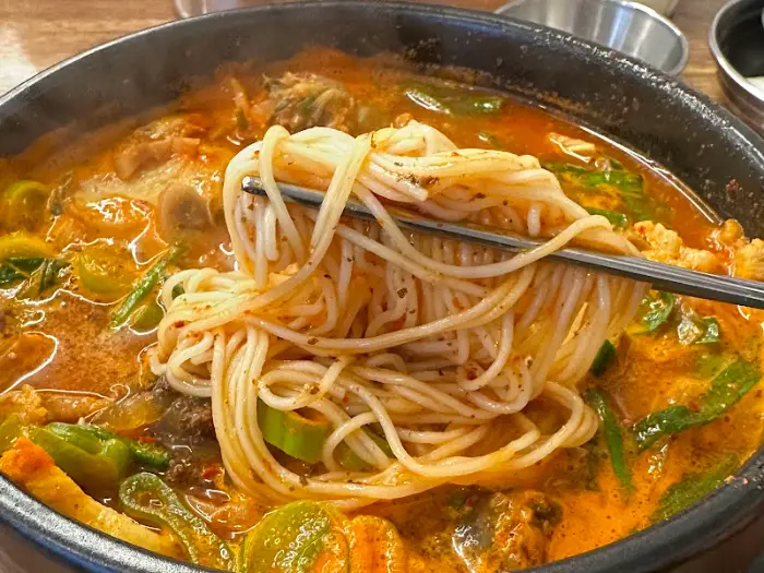 순대국에 소면을 곁들여 먹는 모습