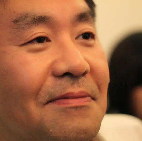 한 남성의 얼굴 클로즈업 사진. 그의 표정은 만족스럽고 행복해 보인다.