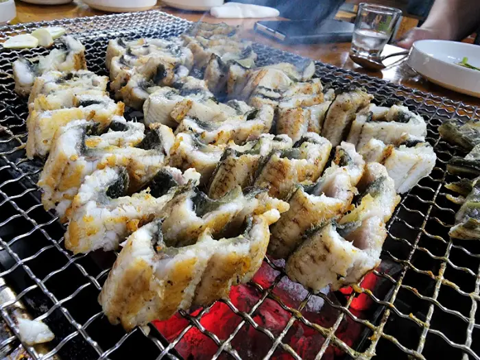 숯불 위에서 맛있게 구워지고 있는 장어