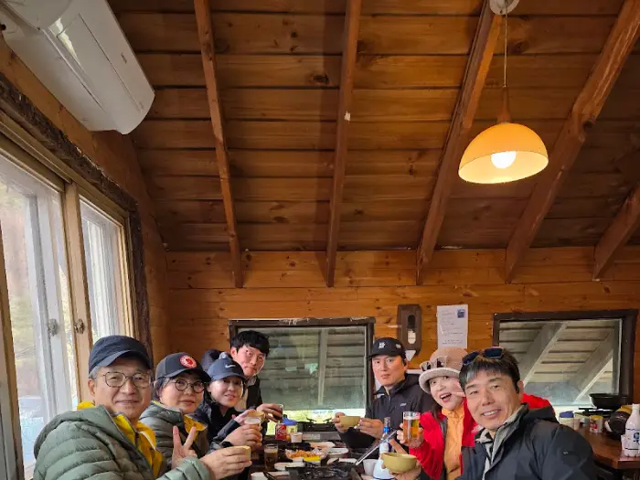 식당 내부에서 함께 식사하는 사람들