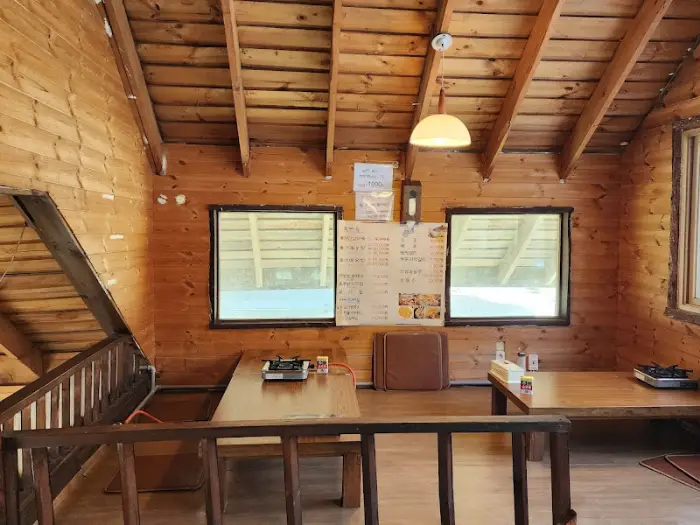 나무로 된 실내 공간과 창문