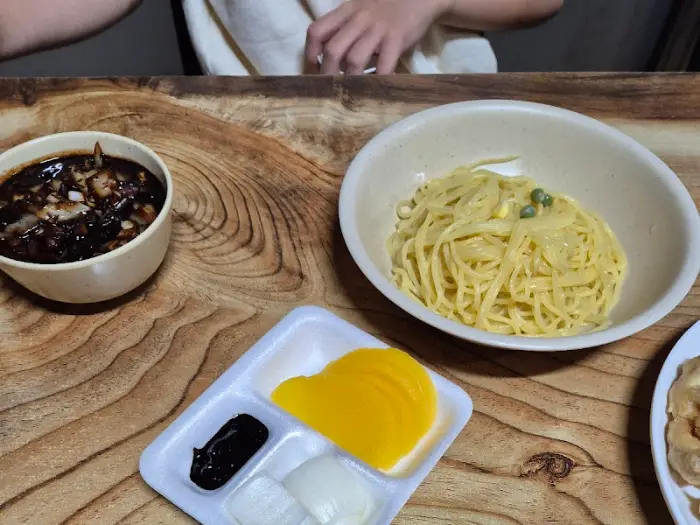 옛날 짜장면과 간짜장 재료