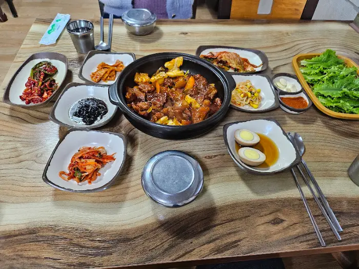 명천식당슈퍼 제육볶음과 김치찌개, 밑반찬