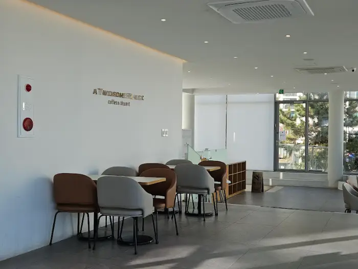 카페 내부 좌석 공간