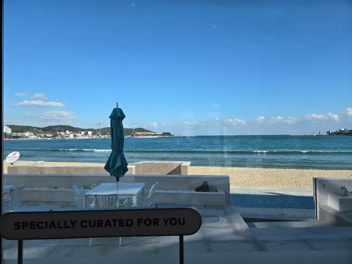 바다 앞 야외 테이블