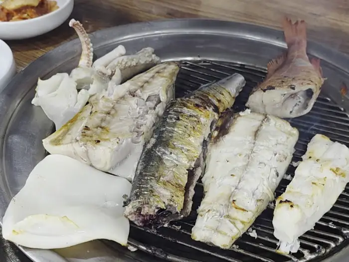 잘 구워진 생선 조각들