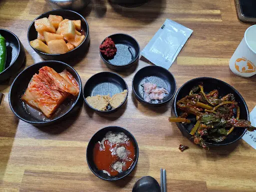 푸짐하게 차려진 밑반찬과 국밥