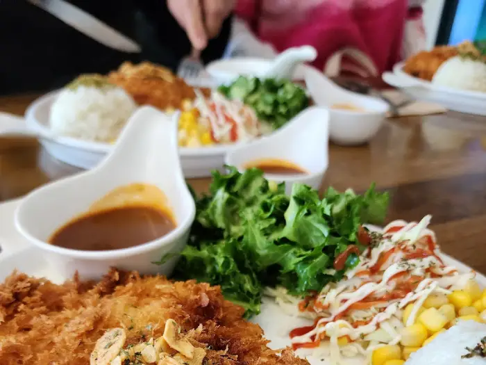 돈까스, 샐러드, 밥이 함께 나온 플레이트