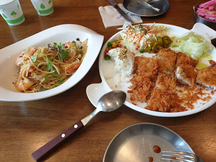 돈까스, 파스타, 샐러드가 함께 나온 식사 모습