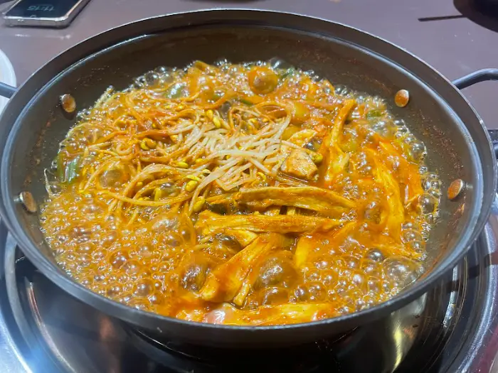 등갈비찜 국물 속의 콩나물과 버섯